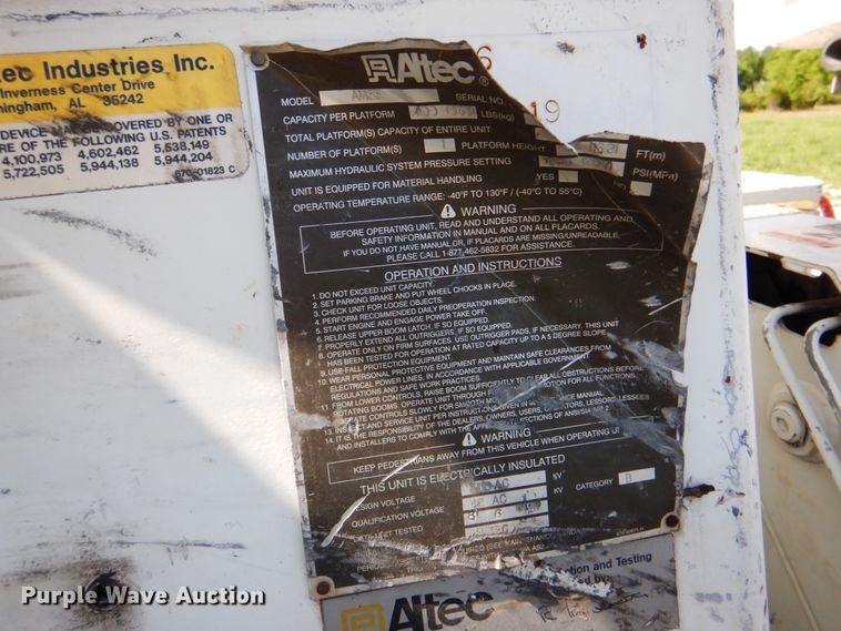 image for item HX9236 2004 International 7400  bucket truck