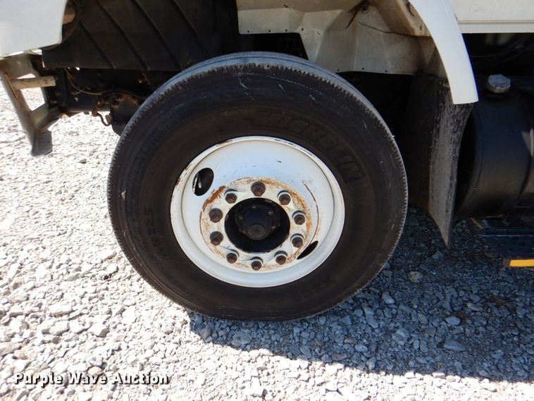 image for item HX9236 2004 International 7400  bucket truck