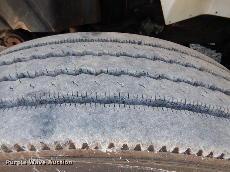 image for item HX9236 2004 International 7400  bucket truck