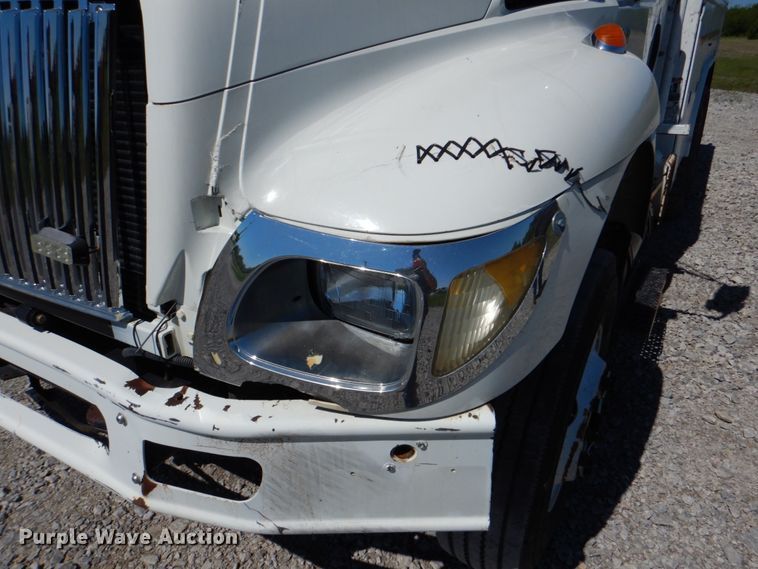 image for item HX9236 2004 International 7400  bucket truck