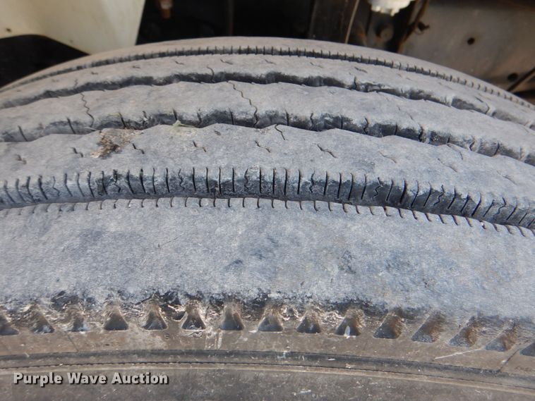 image for item HX9236 2004 International 7400  bucket truck