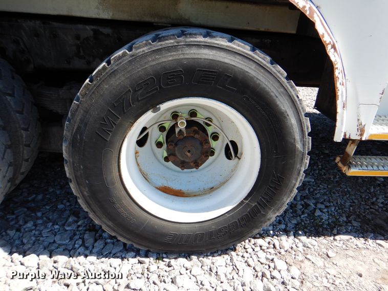 image for item HX9236 2004 International 7400  bucket truck