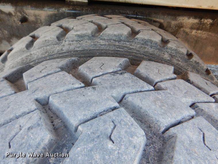 image for item HX9236 2004 International 7400  bucket truck