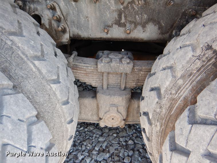 image for item HX9236 2004 International 7400  bucket truck