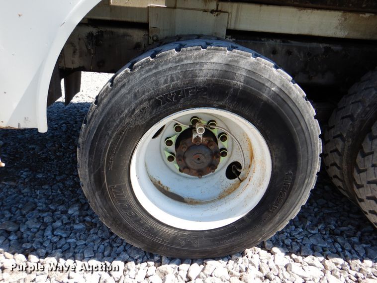 image for item HX9236 2004 International 7400  bucket truck