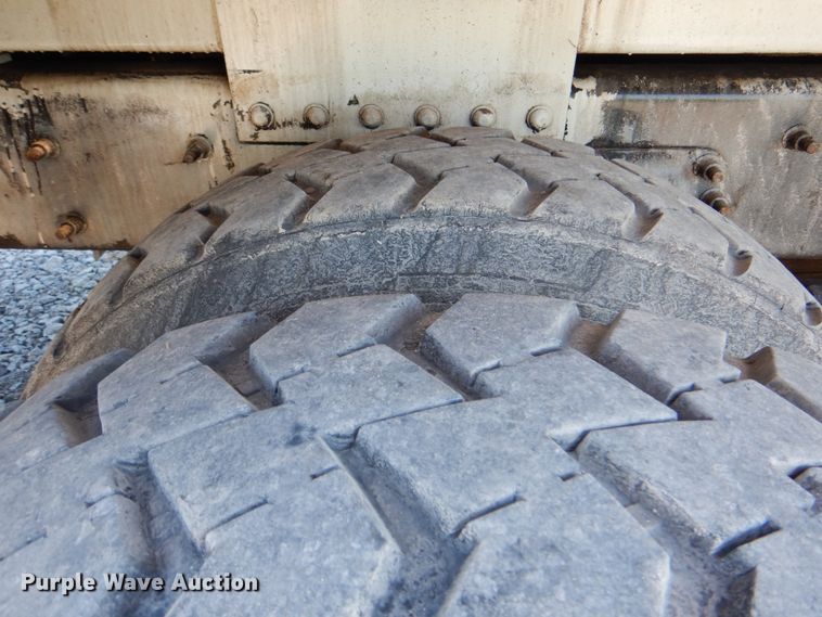 image for item HX9236 2004 International 7400  bucket truck