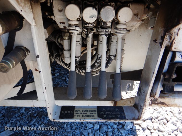 image for item HX9236 2004 International 7400  bucket truck