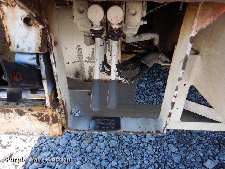 image for item HX9236 2004 International 7400  bucket truck