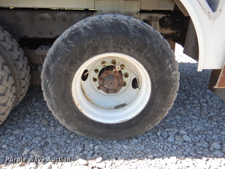 image for item HX9236 2004 International 7400  bucket truck