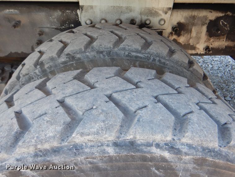 image for item HX9236 2004 International 7400  bucket truck