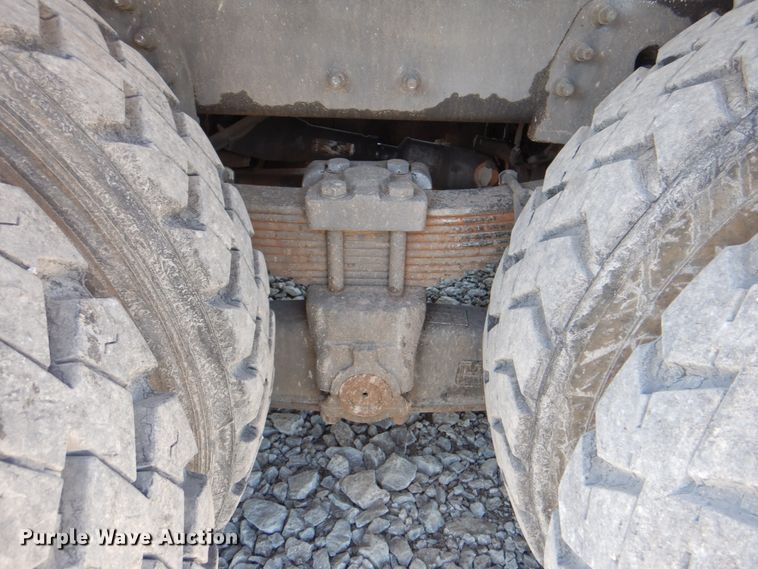 image for item HX9236 2004 International 7400  bucket truck