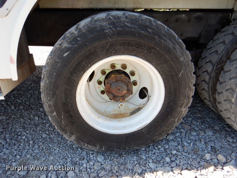 image for item HX9236 2004 International 7400  bucket truck