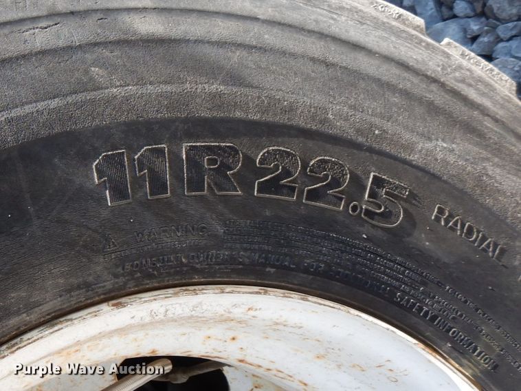 image for item HX9236 2004 International 7400  bucket truck