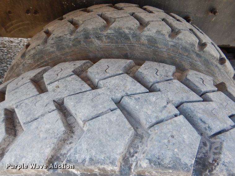 image for item HX9236 2004 International 7400  bucket truck