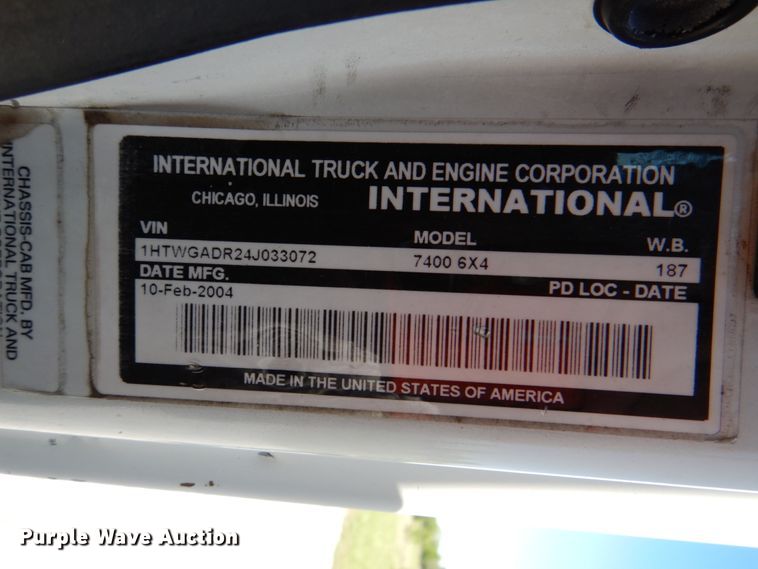 image for item HX9236 2004 International 7400  bucket truck