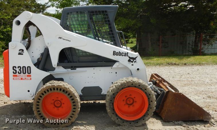 image for item IL9310 Bobcat S300  skid steer loader