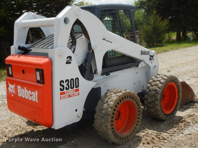 image for item IL9310 Bobcat S300  skid steer loader