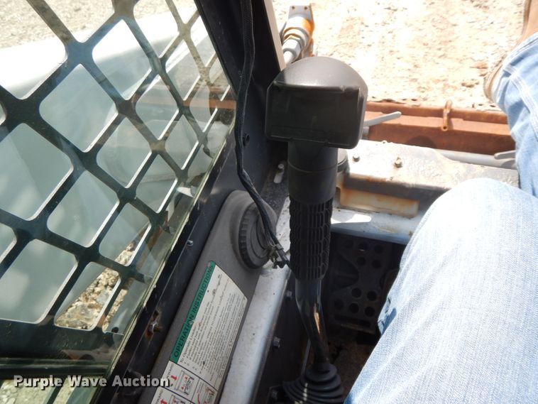 image for item IL9310 Bobcat S300  skid steer loader