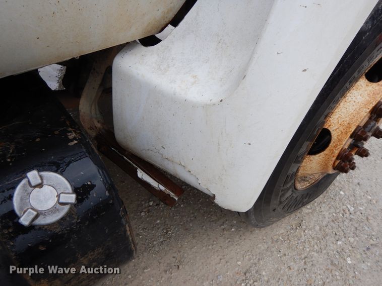 image for item IL9337 2000 Ford F750 Super Duty XL  forestry bucket truck