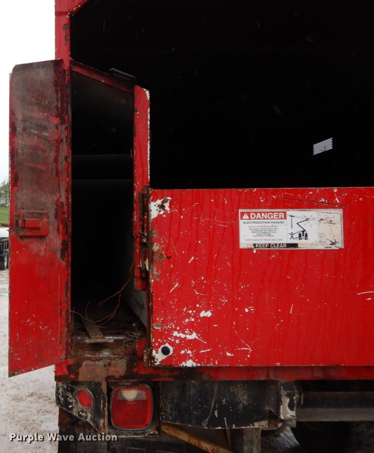 image for item IL9337 2000 Ford F750 Super Duty XL  forestry bucket truck