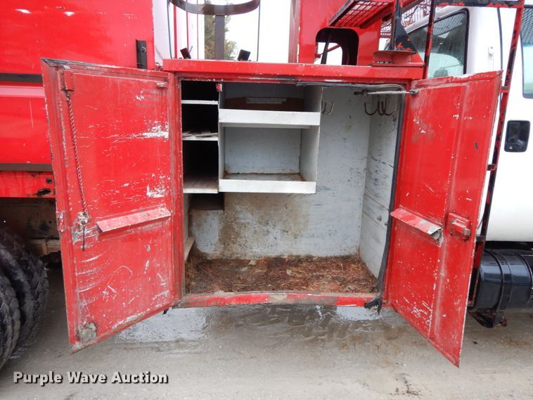 image for item IL9337 2000 Ford F750 Super Duty XL  forestry bucket truck