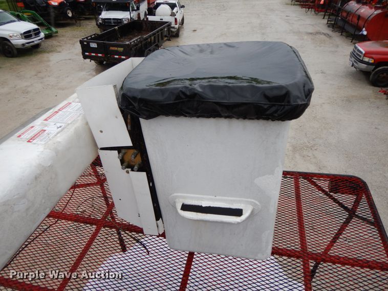 image for item IL9337 2000 Ford F750 Super Duty XL  forestry bucket truck