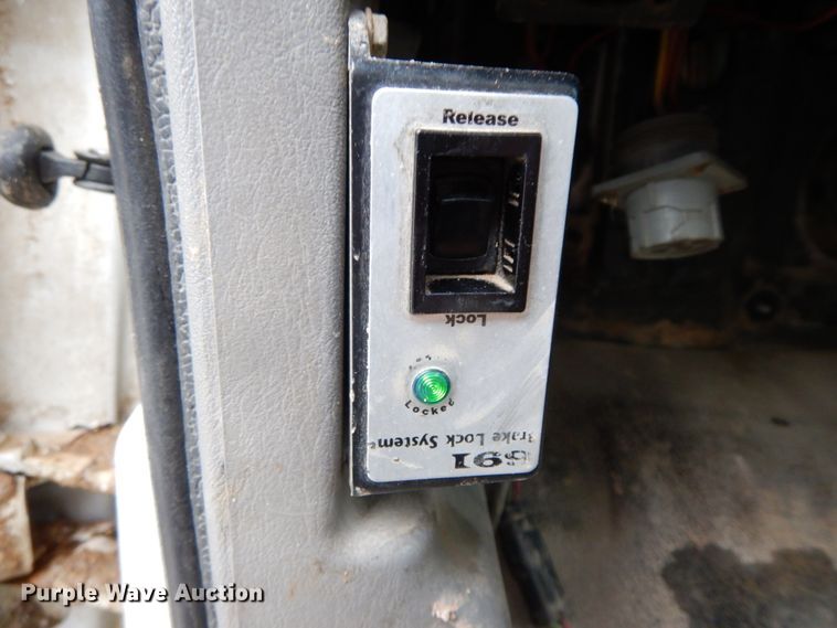 image for item IL9337 2000 Ford F750 Super Duty XL  forestry bucket truck