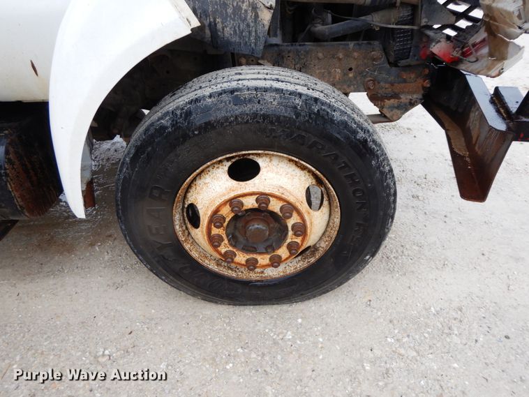 image for item IL9337 2000 Ford F750 Super Duty XL  forestry bucket truck