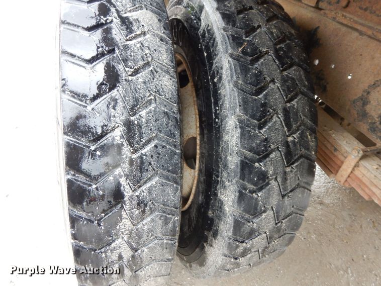 image for item IL9337 2000 Ford F750 Super Duty XL  forestry bucket truck