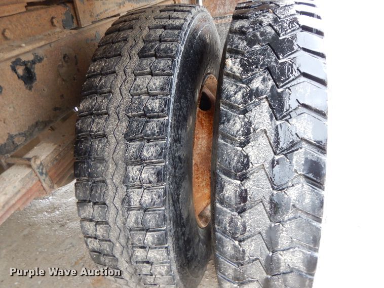 image for item IL9337 2000 Ford F750 Super Duty XL  forestry bucket truck