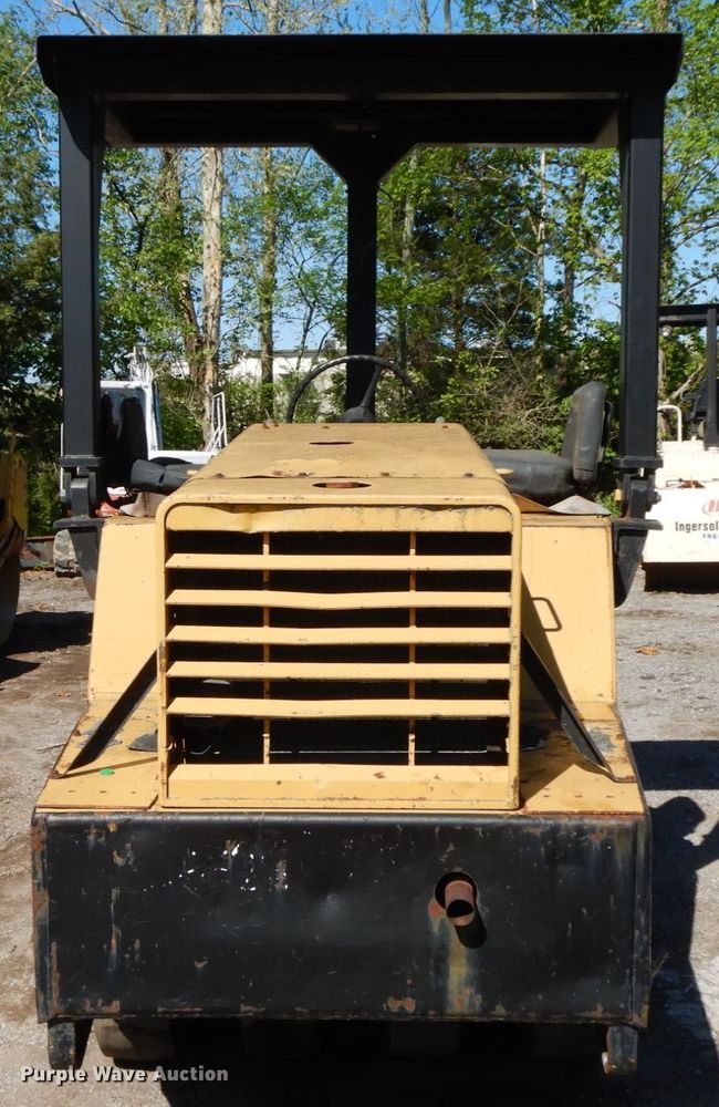 image for item IL9340 Hyster C530A  pneumatic roller