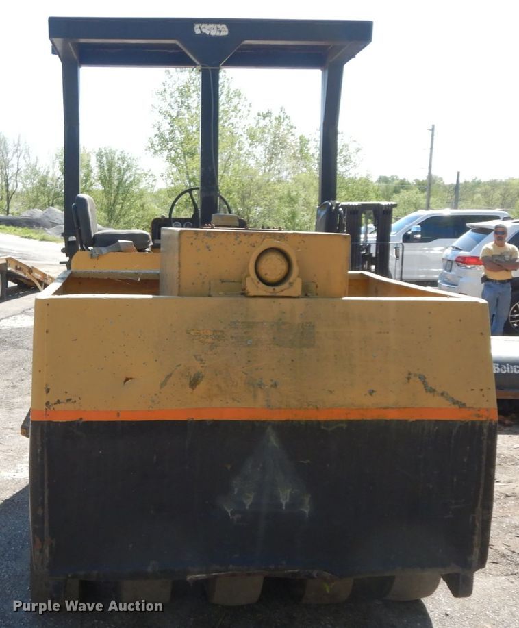 image for item IL9340 Hyster C530A  pneumatic roller