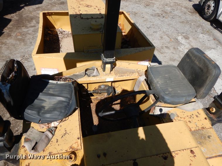 image for item IL9340 Hyster C530A  pneumatic roller