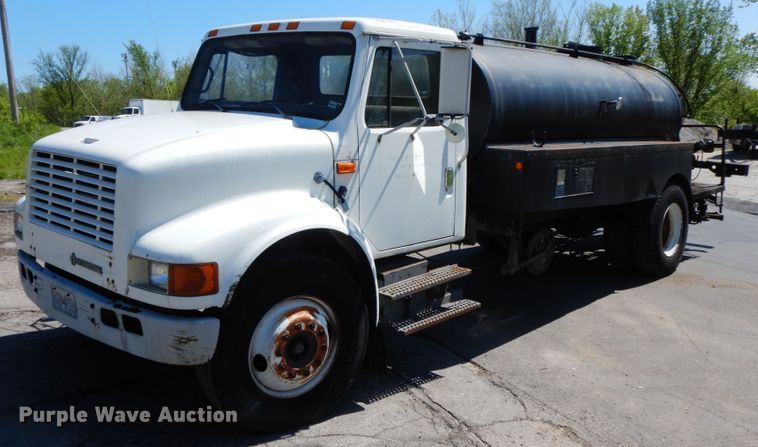 image for item IL9346 1993 International 4600  oil distributor truck