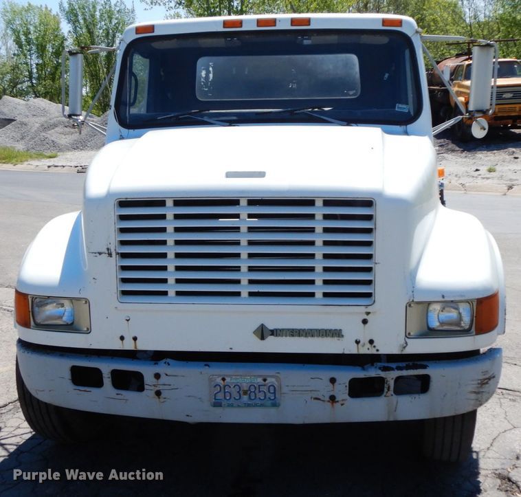 image for item IL9346 1993 International 4600  oil distributor truck