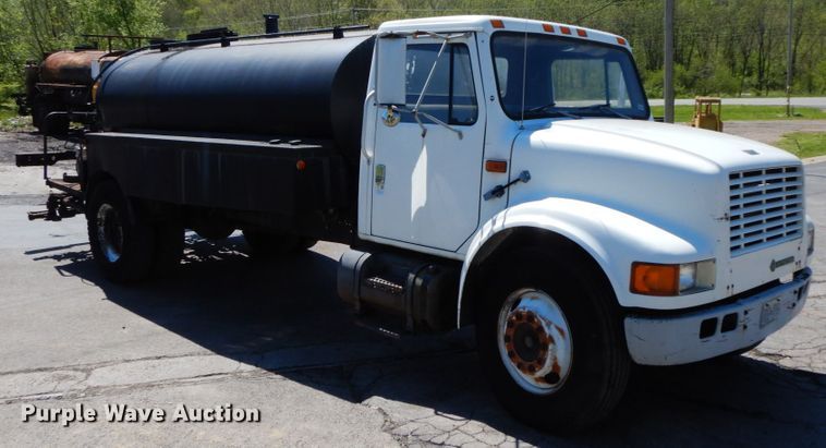 image for item IL9346 1993 International 4600  oil distributor truck