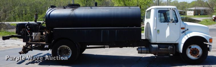 image for item IL9346 1993 International 4600  oil distributor truck