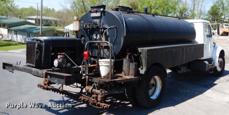 image for item IL9346 1993 International 4600  oil distributor truck