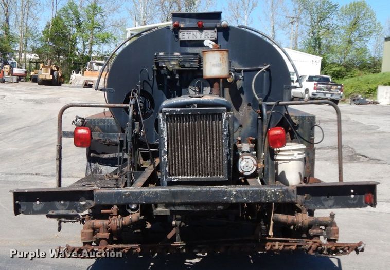 image for item IL9346 1993 International 4600  oil distributor truck