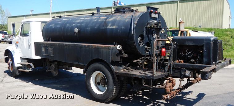 image for item IL9346 1993 International 4600  oil distributor truck