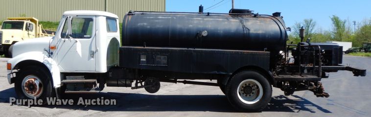 image for item IL9346 1993 International 4600  oil distributor truck