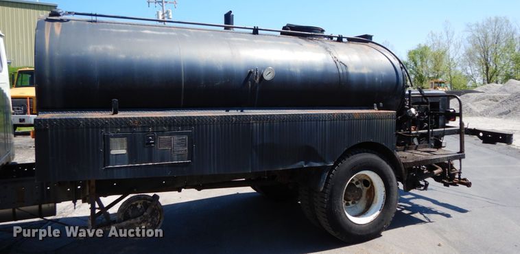 image for item IL9346 1993 International 4600  oil distributor truck