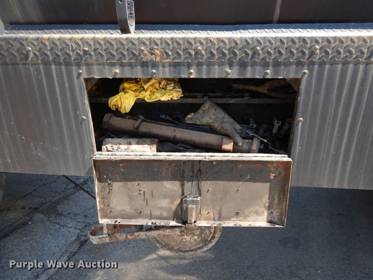 image for item IL9346 1993 International 4600  oil distributor truck