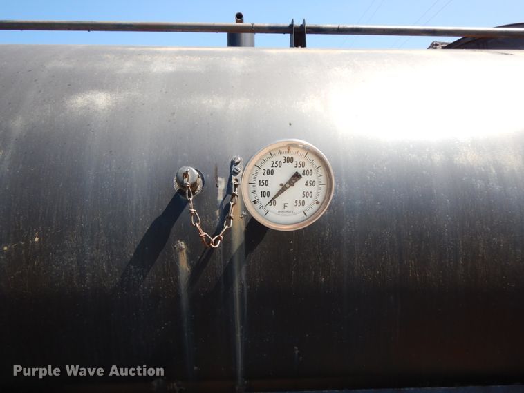 image for item IL9346 1993 International 4600  oil distributor truck