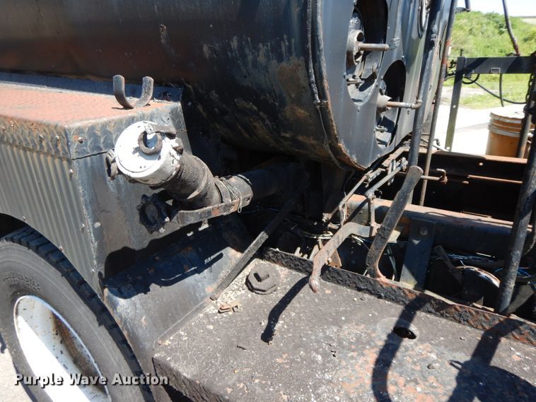 image for item IL9346 1993 International 4600  oil distributor truck