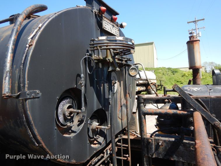 image for item IL9346 1993 International 4600  oil distributor truck