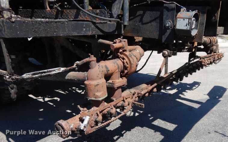 image for item IL9346 1993 International 4600  oil distributor truck