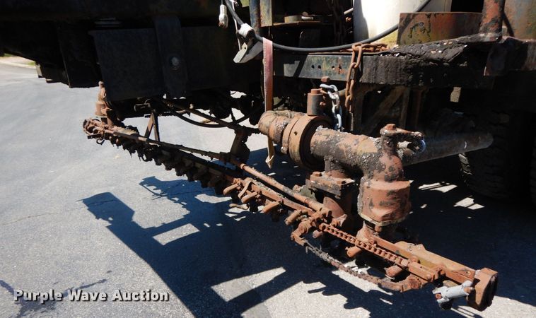 image for item IL9346 1993 International 4600  oil distributor truck