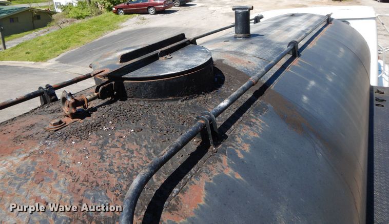 image for item IL9346 1993 International 4600  oil distributor truck