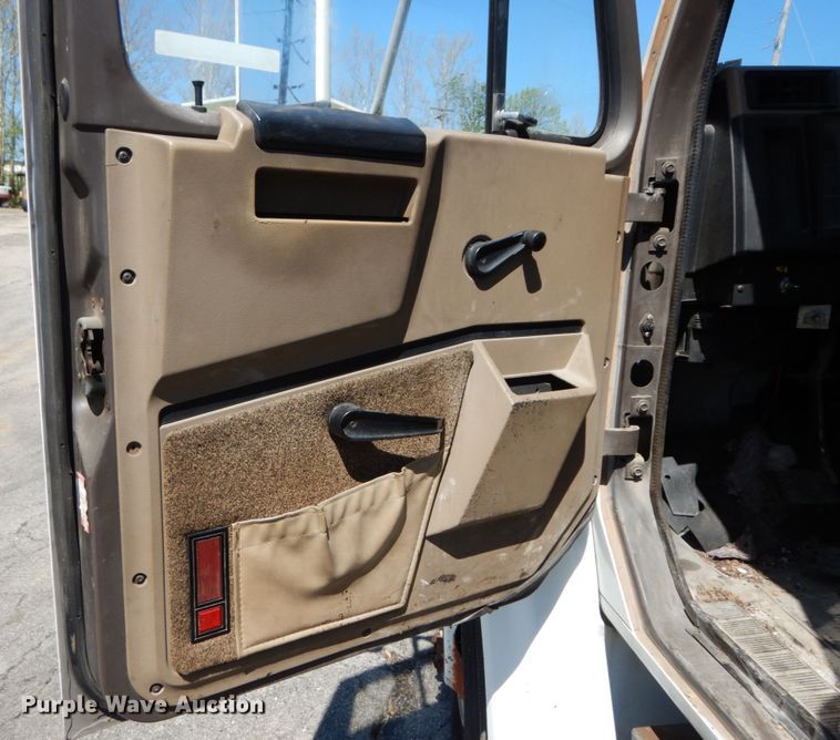 image for item IL9346 1993 International 4600  oil distributor truck